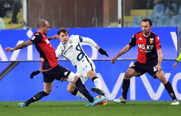 Gelandang Inter Milan, Nicolo Barella Gelandang Inter Milan, Nicolo Barella (tengah) dijaga ketat pemain Genoa, Stefano Sturaro dalam laga Liga Italia 2021/2022 di Stadion Luigi Ferraris, Sabtu (26/2/2022). (Foto: REUTERS/Massimo Pinca)