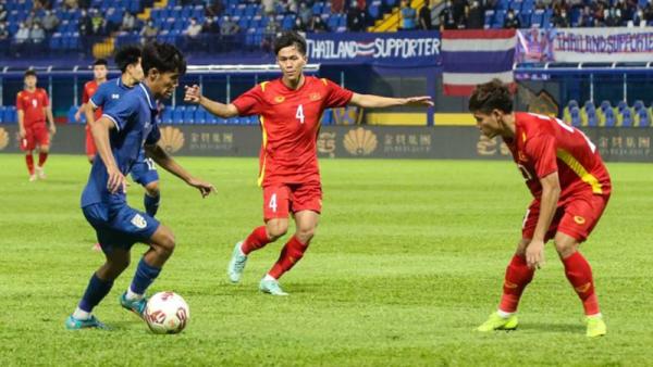 Timnas Vietnam unggul 1-0 atas Thailand pada babak pertama final Piala AFF U-23 2022 di Morodok Techno National Stadium, Sabtu (26/2/2022) malam WIB. (Foto: The Thao247)