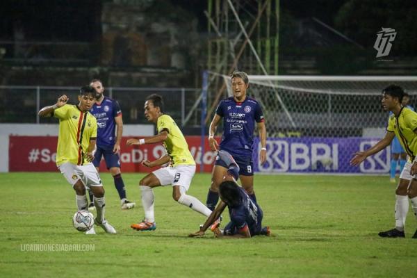 Arema Vs Persik Hasil itu membuat Arema gagal mengkudeta Bali United. Arema tertahan di peringkat 2 klasemen dengan koleksi 55 poin. (foto: Media LIB).