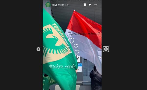 Bendera Indonesia di Tokyo Ada seorang suporter membawa bendera Indonesia. Tentu hal itu sebagai dukungan kepada Arhan meskipun sang pemain belum ikut berlaga. (foto: instagram/Tokyo_Verdy).