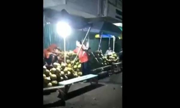 Tangkapan layar pelaku memungut uang dari pedagang pasar. (Foto: iNews/Mahesa Apriandi).