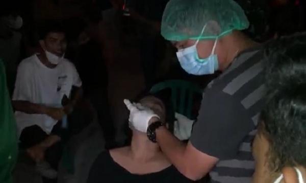 Pengunjung tempat hiburan malam (THM) di Palangka Raya menjalani tes antigen, Sabtu (26/2/2022) malam. (Foto: iNews/Ade Sata).