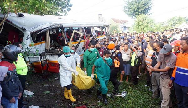 Korban Tewas Bus Pariwisata Tertabrak Kereta Di Tulungagung Bertambah ...