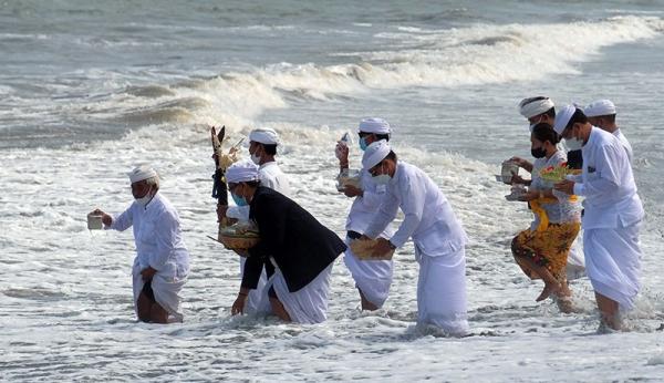 Upacara adat di Bali, upacara Melasti. (Foto: ANTARA)