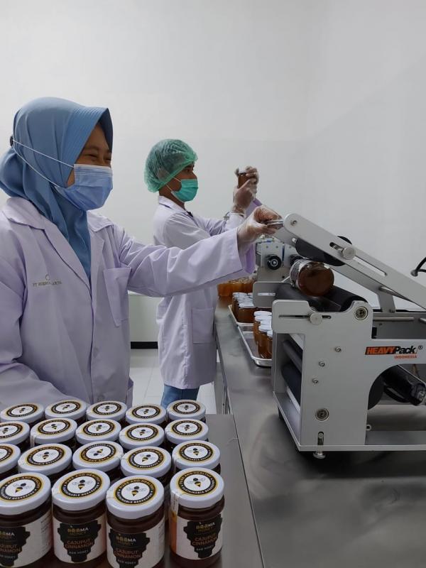 Para karyawan PT BeeMa Boga Arta sedang menyelesaikan tahap produksi di pabrik. (Foto: Istimewa)