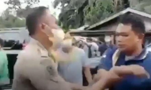 Tangkapan layar petugas Satpol PP Pasaman Barat mengamankan warga yang mengusir Mensos Risma. (Foto: iNews TV/Wahyu Sikumbang)
