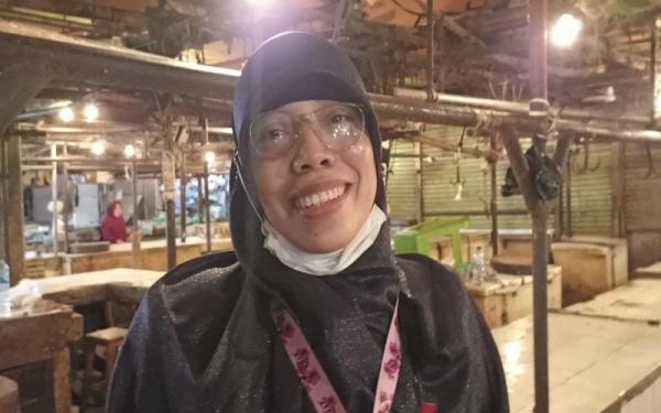 Salah satu pembeli daging sapi di Pasar Tambun, Bekasi, Maitini Afrida. (Foto: Advenia Elisabeth/MPI)