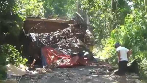 Truk terguling di Tabanan, Bali, Senin (28/2/2022). (Foto: iNews/Made Argawa).