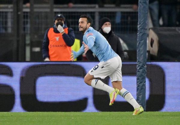 Winger Lazio, Pedro Winger Lazio, Pedro mencetak gol ke gawang Napoli pada menit akhir dalam laga Liga Italia 2021/2022 di Stadion Olimpico, Roma, Senin (28/2/2022). (Foto: REUTERS/Alberto Lingria)