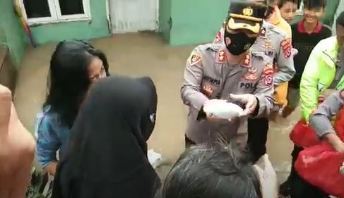 Polres Serang Kota membagikan nasi bungkus kepada warga korban banjir, Selasa (1/3/2022). (Foto: iNews TV/Mahesa Apriandi)