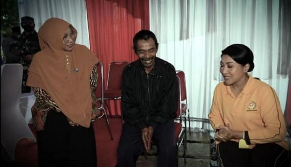 Hetty Andika 2 Istri Panglima TNI Hetty Andika Perkasa berbicara dengan pria Iso yang salah alamat. (Foto Youtube).