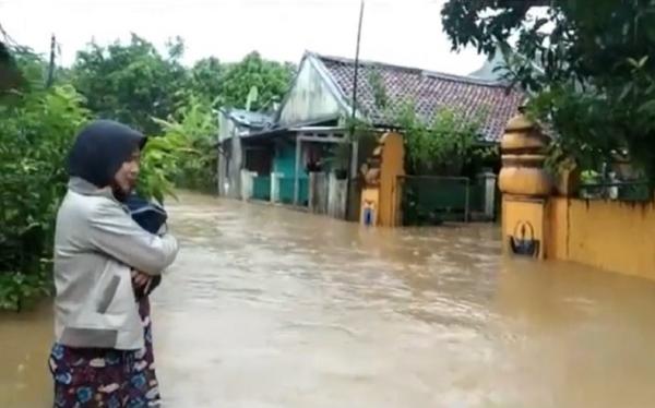 Hujan deras membuat Sungai Cipunten Agung di Pandeglang meluap. (Foto: iNews/Iskandar Nasution).