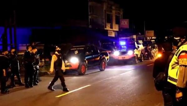 Bentrok Karangasem2 Polda Bali dan Polres Karangasem turun ke lokasi mencegah terjadinya bentrokan. (Foto: iNews/Yunda Ariesta).