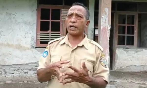 Kepala Sekolah SD Niosanggo, Felix Ve. (Foto: iNews/Joni Nura).