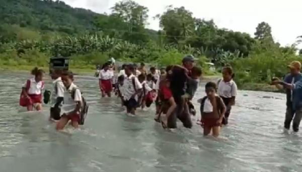 Bertaruh Nyawa Demi Bisa Sekolah, Siswa SD Di Ende Seberangi Sungai ...