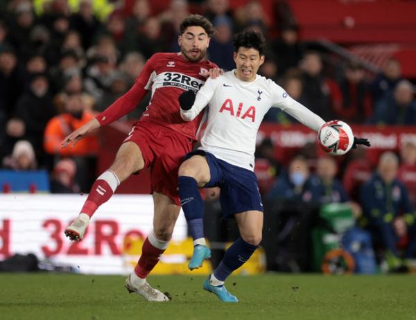 Bintang Tottenham Hotspur, Son Heung-min Bintang Tottenham Hotspur, Son Heung-min (kanan) dikawal ketat pemain Middlesbrough, Matt Crooks dalam laga Piala FA 2021/2022 di Stadion Riverside, Rabu (2/3/2022). (Foto: REUTERS/Lee Smith)