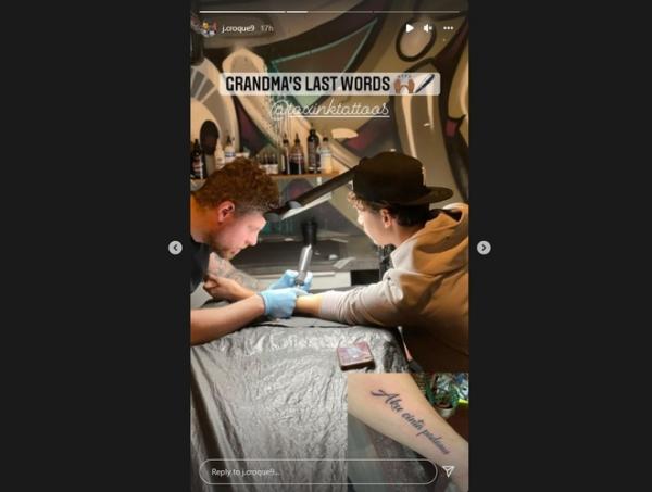 Jim Croque Jim Croque memamerkan proses pembuatan tato berbahasa Indonesia. (Foto: Instagram/@j.croque9)