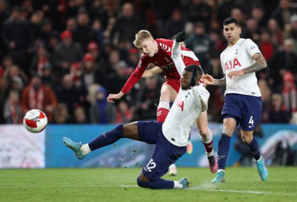 Pemain Middlesbrough, Josh Coburn Pemain Middlesbrough, Josh Coburn melepaskan tembakan ke gawang Tottenham Hotspur dalam laga Piala FA 2021/2022 di Stadion Riverside, Rabu (2/3/2022). (Foto: REUTERS/Scott Heppell)