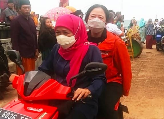 Ketua DPR Puan Maharani tersenyum dibonceng Gubernur Jatim Khofifah Indar Paraawansa saat mengunjungi Pulau Oksigen di Sumene, Kamis (3/3/2022). (Foto: ist)