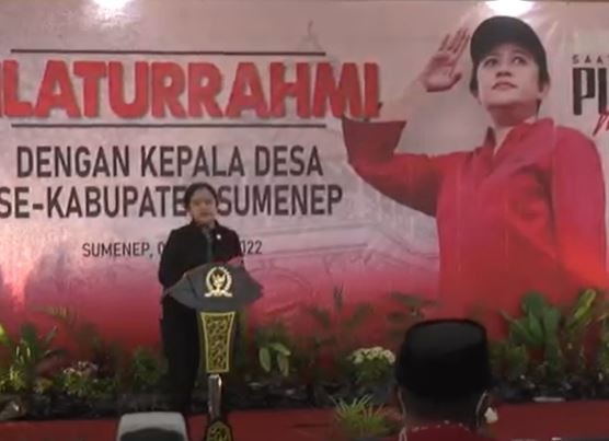 Ketua DPR Puan Maharani saat menghadiri pertemuan dengan para kepala desa di Sumene. (Foto: iNews TV/Abdul Rahem)