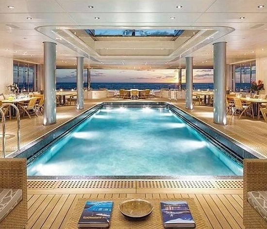 Kolam renang indoor di kapal pesiar Dilbar. (Foto: daily mail)