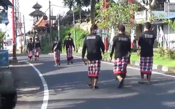 Patroli Pecalang Keliling Kampung saat Nyepi Pecalang keliling saat Nyepi (Foto: iNews/Indira Arri)