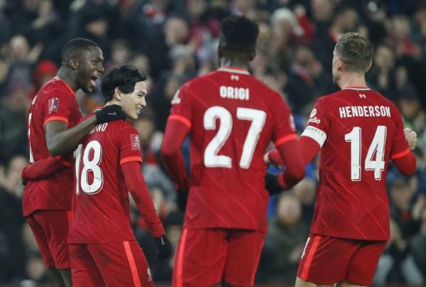 Winger Liverpool, Takumi Minamino Winger Liverpool, Takumi Minamino (kedua dari kiri) merayakan gol ke gawang Norwich City dalam laga Piala FA 2021/2022 di Stadion Anfield, Kamis (3/3/2022). (Foto: REUTERS/Craig Brough)