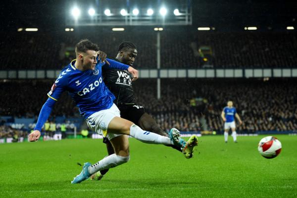 Pemain Everton, Nathan Patterson Pemain Everton, Nathan Patterson ditempel ketat pilar Boreham Wood, Jacob Mendy dalam laga Piala FA 2021/2022 di Stadion Goodison Park, Jumat (4/3/2022). (Foto: REUTERS/Peter Powell)