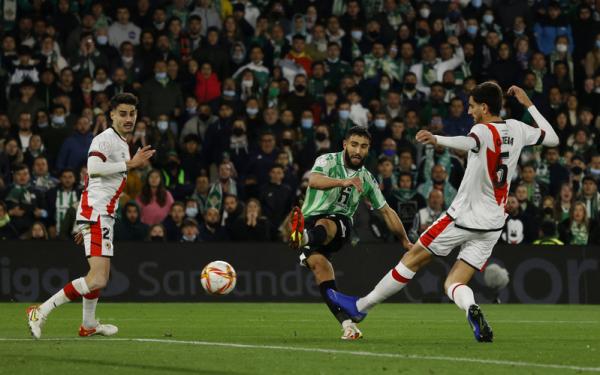 Striker Real Betis, Nabil Fekir melepaskan tembakan saat melawan Rayo Vallecano dalam laga Copa del Rey 2021/2022 di Stadion Benito Villamarin, Jumat (4/3/2022). (Foto: REUTERS/Marcelo Del Pozo)