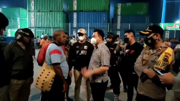 PELABUHAN KOTA SORONG1 Kapolres Sorong Kota AKBP Johannes Kindangen bernegosiasi dengan keluarga korban. Kapolres memastikan polisi akan menindak tegas pelaku penganiayaan. (Foto: iNews/Chanry Andrew Suripatty)