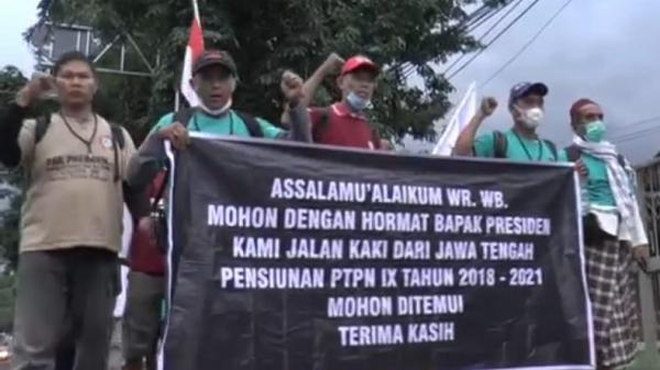 Tuntut Gaji dan SHT, Pensiunan PTPN Jalan Kaki Temui Presiden Jokowi di Istana Negara