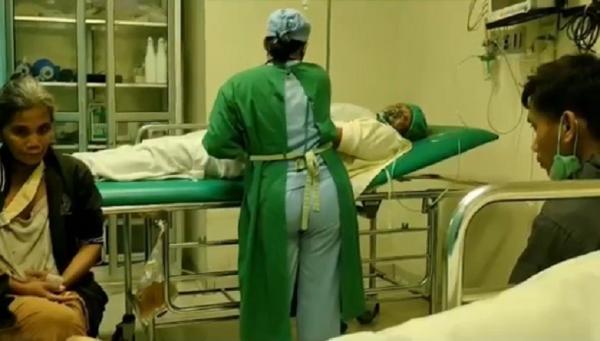Sekeluarga Dianiaya Keluarga Luh Ayu Widiani dirawat di RSUD Buleleng usai dianiaya pada Jumat (4/3/2022) malam. (Foto: iNews/Pande Wismaya).
