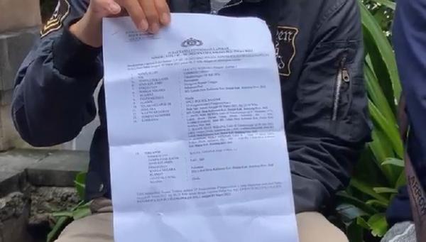 Pelaporan penganiyaan ke Polres Buleleng. (Foto: iNews/Pande Wismaya).