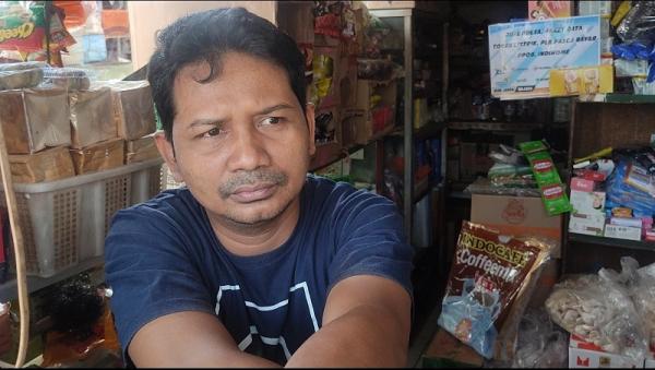 Kenaikan harga gas LPG membuat sejumlah pedagang enggan menjual gas ukuran 12 kg, salah satunya pedagang yang menjual gas di Lubang Buaya, Jaktim, Munzir. (Foto: Iqbal Dwi Purnama/MPI)