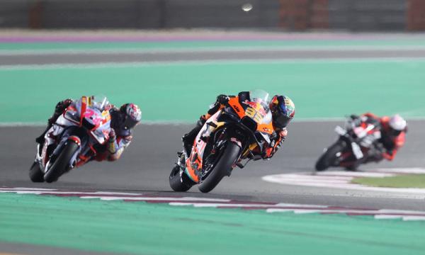 Pembalap Gresini Racing, Enea Bastianini (33) memacu motornya dalam MotoGP Qatar 2022 di Sirkuit Losail, Doha, Qatar, Minggu (6/3/2022). (Foto: REUTERS/Ibraheem Al Omari)