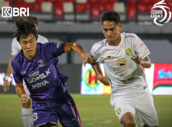 Persita bermain imbang melawan Persebaya Persita bermain imbang melawan Persebaya dalam laga Liga 1 2021/2022, Minggu (6/3/2022). (Foto: Twitter/@Liga1Match)