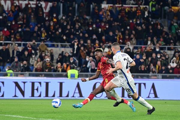 Roma vs Atalanta Tammy AS Roma menang tipis 1-0 atas Atalanta dalam lanjutan Liga Italia 2021-2022. Gol tunggal I Giallorosi dicetak Tammy Abraham menit 32. (foto: Twitter/ASroma).