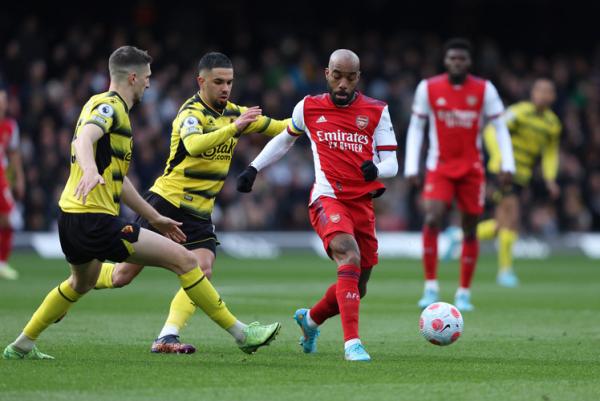 Striker Arsenal, Alexandre Lacazette dikawal ketat pemain Watford Craig Cathcart dan Cucho Hernandez dalam laga Liga Inggris 2021/2022 di Stadion Emirates, Minggu (6/3/2022). (Foto: REUTERS/Ian Walton)
