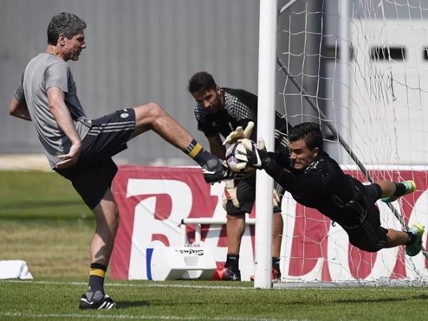 Emil Buffon Emil berbagi tempat latihan bersama Buffon. Kemungkinan besar Emil yang saat itu berusia 19 tahun mendapat bimbingan langsung dari Buffon. (foto: Sporstars.com).