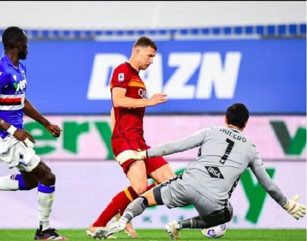 Emil melawan striker AS Roma Edin Dzeko. (foto: instagram/ emil_audero)