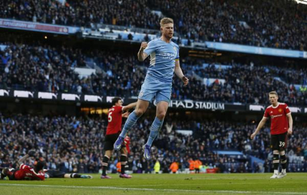 Gelandang Man City, Kevin De Bruyne merayakan gol ke gawang Man United. (Foto: REUTERS)