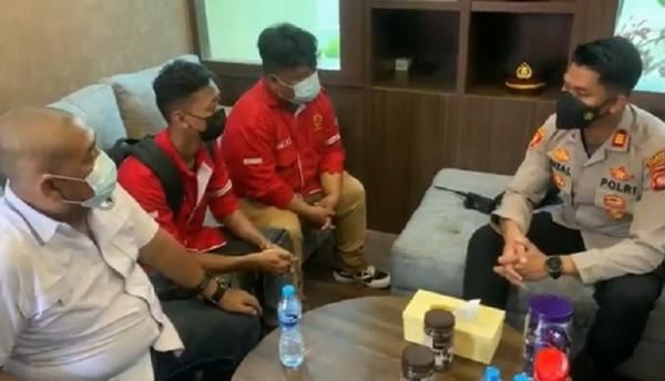 Kapolsek Pontianak Selatan melakukan klarifikasi dengan pengurusu BEM. (Foto: iNews/Uun Yuniar).