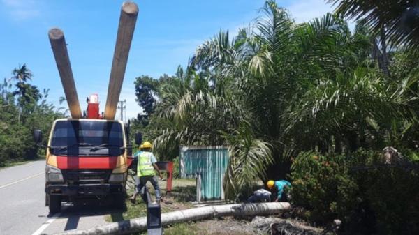 Tiang Listrik di Aceh Jaya Ambruk Dihantam Avanza, 7 Kecamatan Mati Listrik