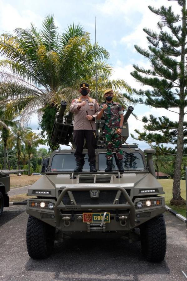 Kapolda Riau Irjen Pol M Iqbal naik kendaraan taktis saat berkunjung ke markas TNI di Dumai, Rabu (9/3/2022). (Foto: Humas Polda Riau)
