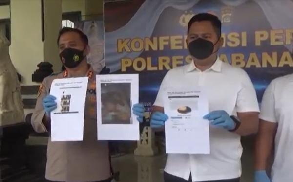 Foto Telanjang Pacar Foto telanjang mantan pacar disebar DK melalui handphone. (Foto: iNews/Made Argawa).