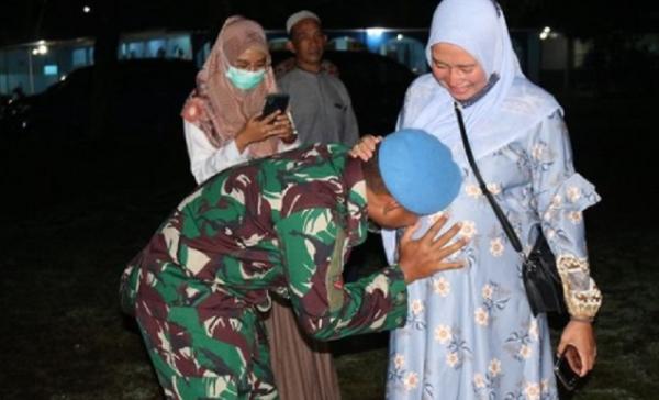 prajurit kopasgat Kongo Sium sayang prajuris Kopasgat kepada istri dan calon buah hati. (Foto: IG kopasgat).