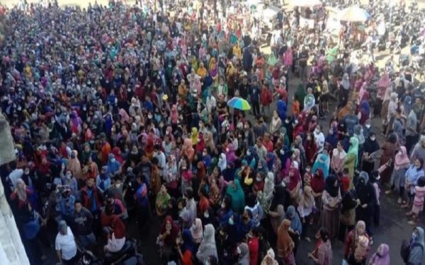 Ribuan warga rela antre demi mendapatkan minyak goreng murah pada operasi pasar di Lubuklinggau. (Foto: Dede F)