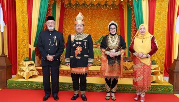 KSAD Jenderal TNI Dudung Abdurachman dianugerahi gelar kehormatan adat Aceh yakni Sri Lila Meukuta Abdurachman dan Istri Cut Nyak Rahma. (Foto Dispenad).