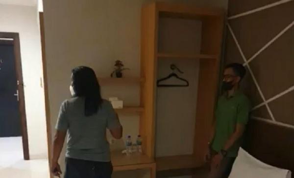 Karyawan Hotel Atm2 Pelaku AN (baju hijau) ditangkap saat sedang bekerja di kamar hotel. (Foto: iNews/Usman Coddang).