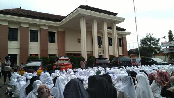 M KACE PENISTA AGAMA1 Umat Islam mengepung PN Ciamis yang menggelar sidang kasus penistaan agama dengan terdakwa M Kace. (FOTO: iNews/ACEP MUSLIM)